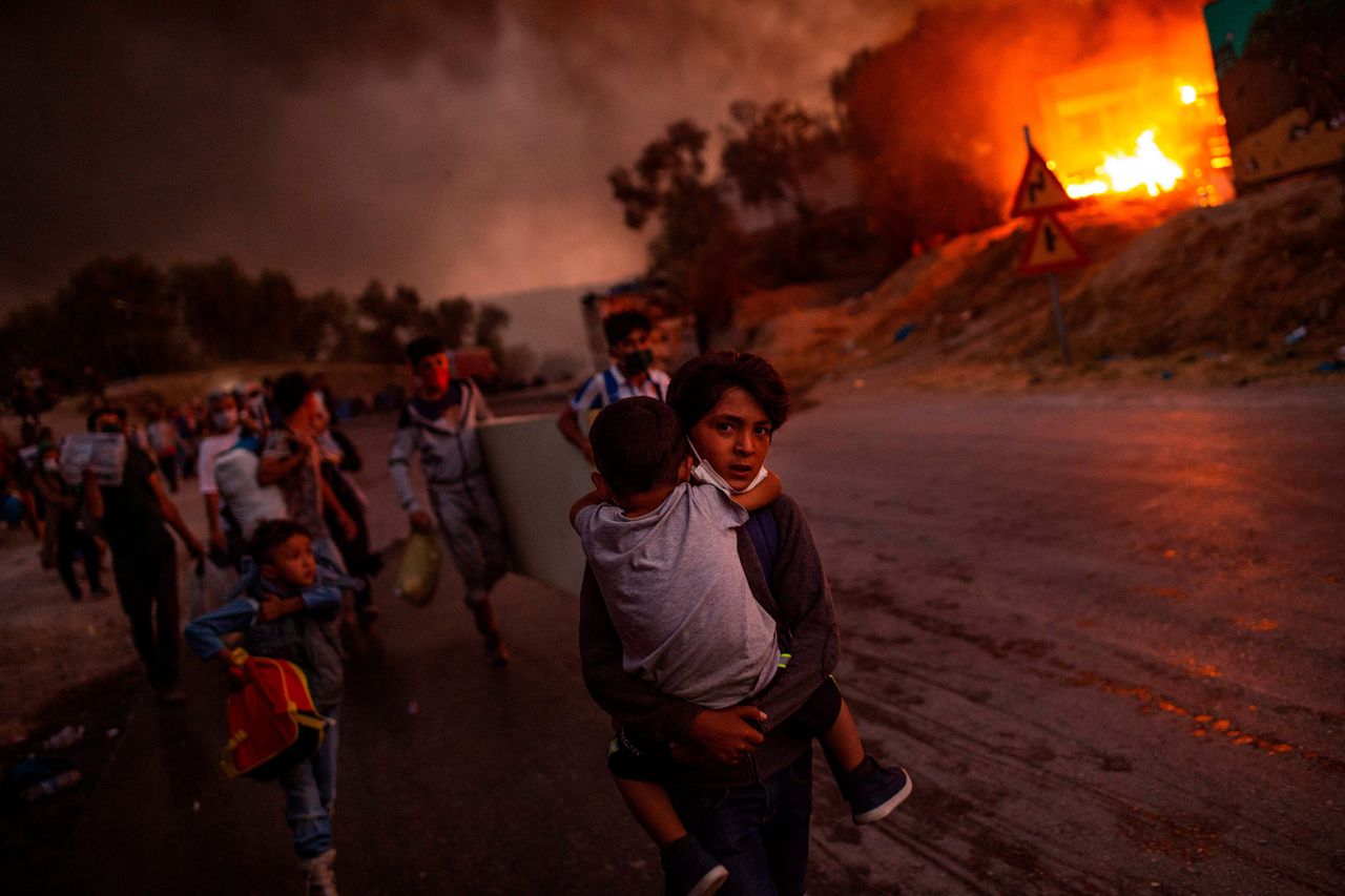 Kinderen vluchten voor de brand in kamp Moria, op het eiland Lesbos, in september 2020.