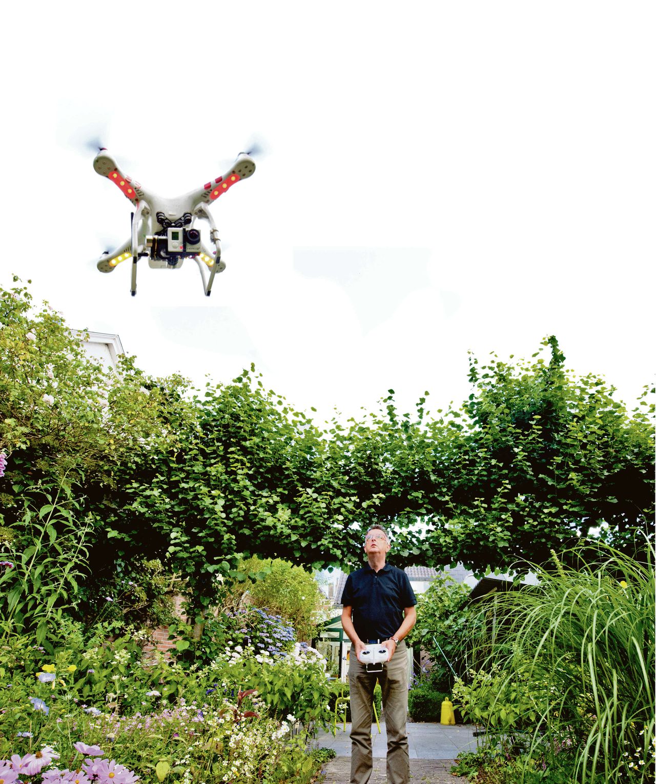 Benno Roozen met zijn drone: „De buren vinden het juist leuk.”