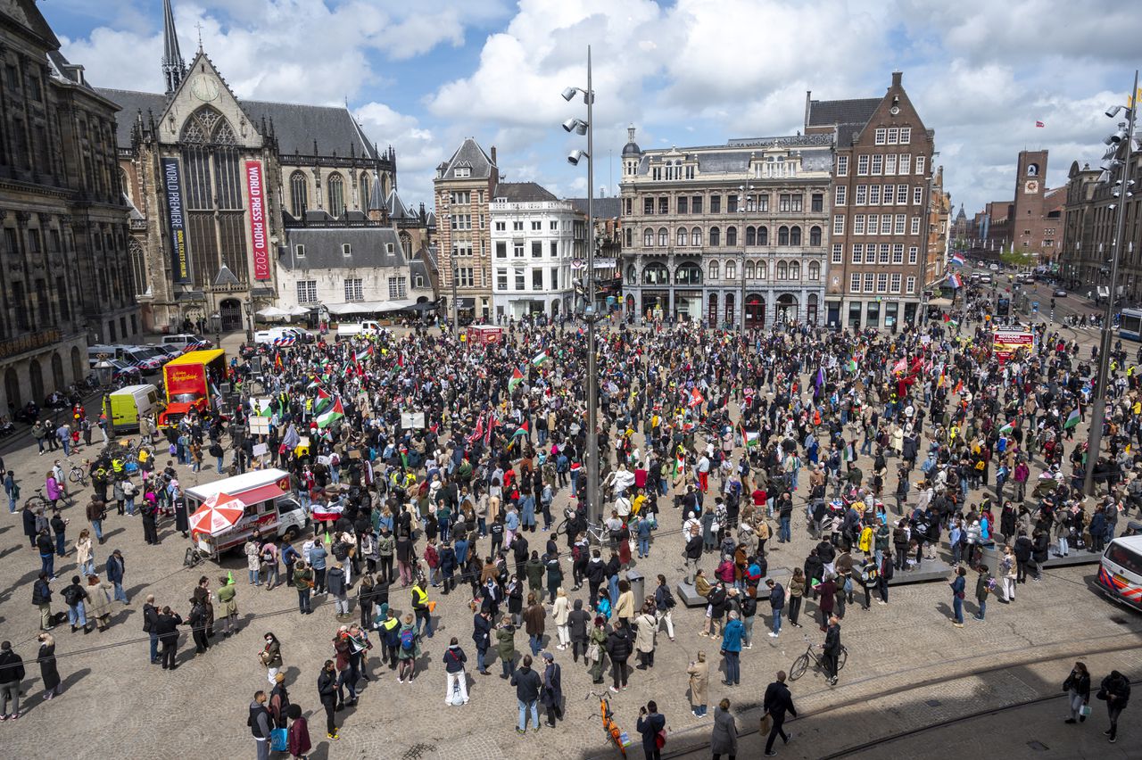 Pro-Palestina- en pro-Israëldemonstraties in Amsterdam, Joods monument besmeurd 