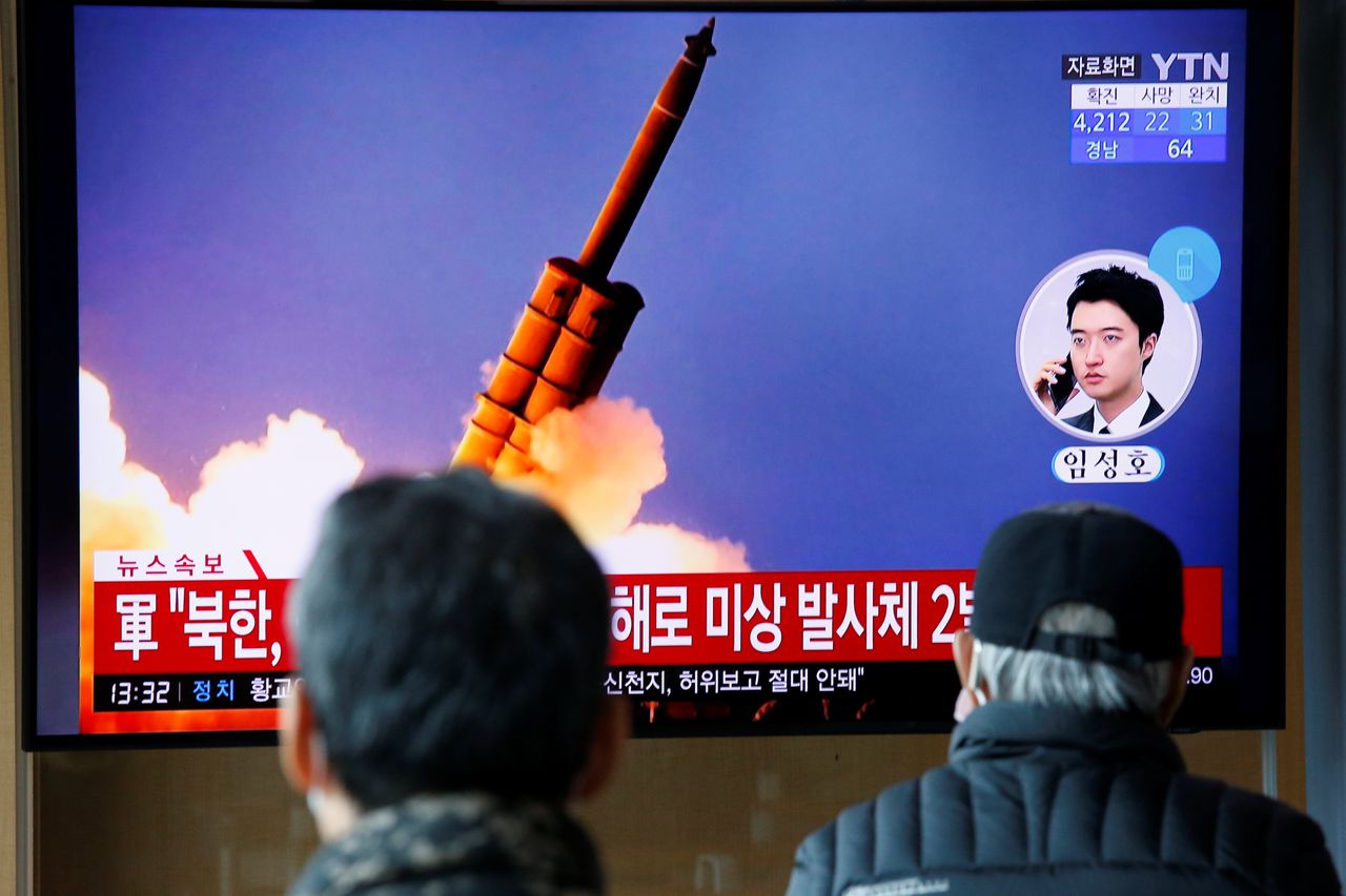 Op de Zuid-Koreaanse televisie zijn de twee afgevuurde projectielen te zien.
