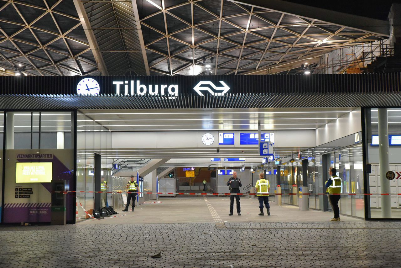 De politie heeft op het treinstation van Tilburg vier mannen aangehouden om een bommelding.