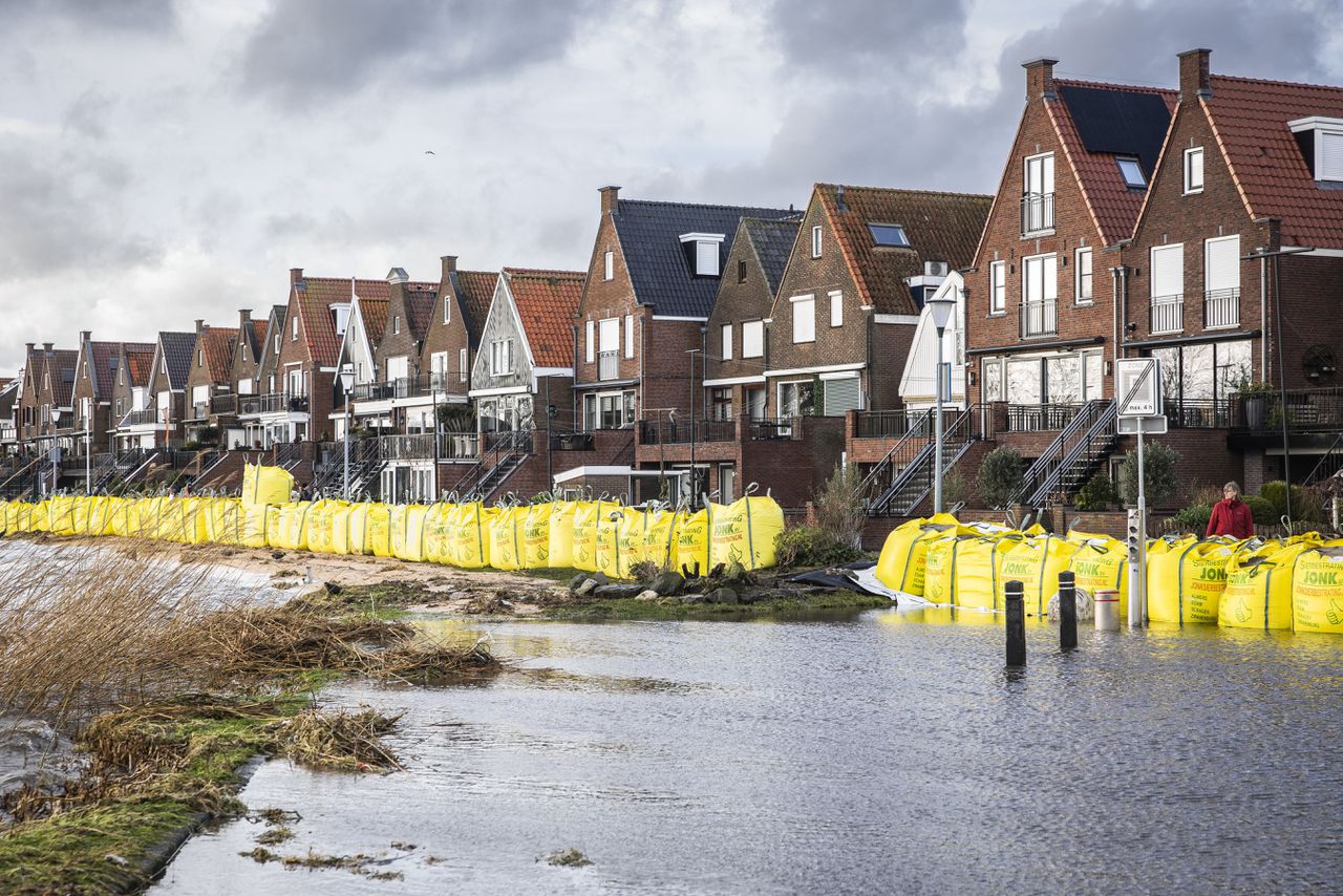 Wateroverlast in Noord-Holland: kelders en kades ondergelopen in Hoorn en Volendam 
