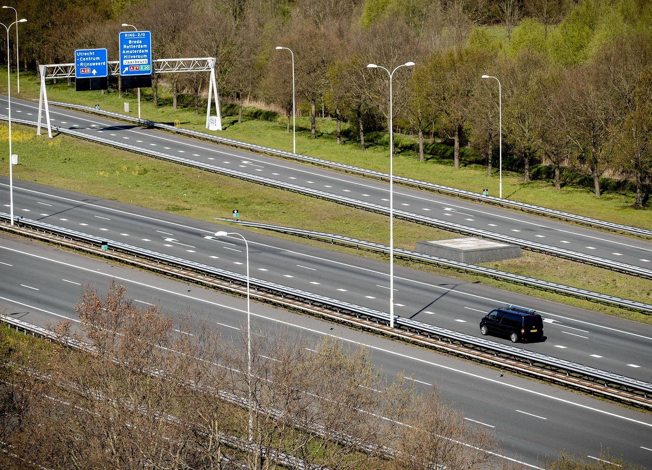 Een nagenoeg lege snelweg in de buurt van Utrecht. Nu er minder verkeer is, trilt de ondergrond ook minder.