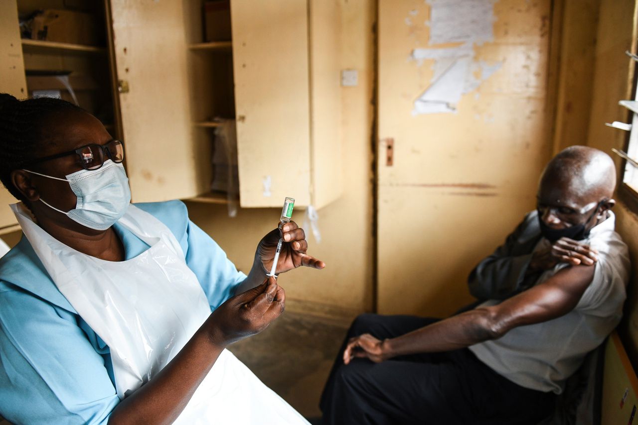 Een man in Blantyre, Malawi zit klaar om te worden ingeënt met het AstraZeneca-vaccin.
