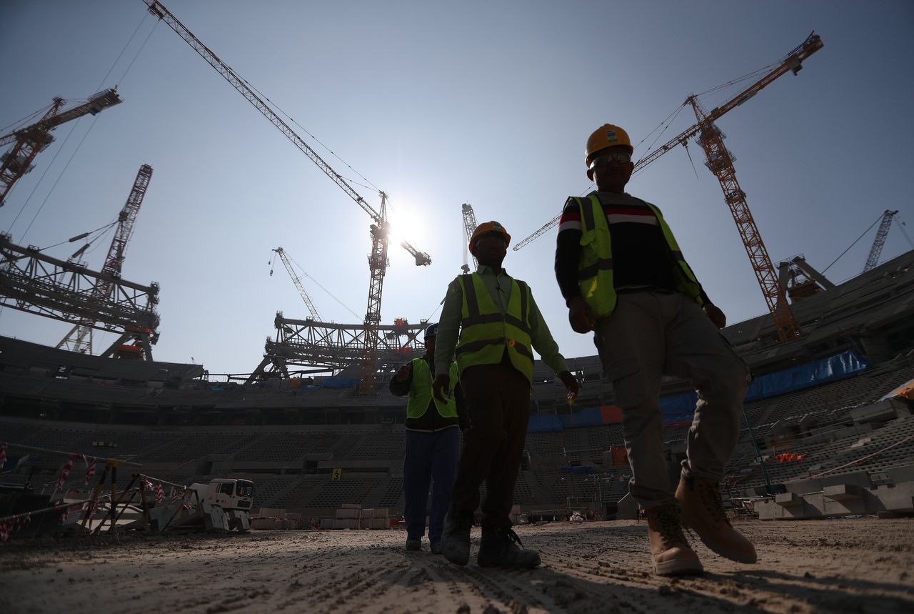 Bouwvakkers in het Lusail Stadium in Doha, een van de acht stadions voor het WK 2022 in Qatar.