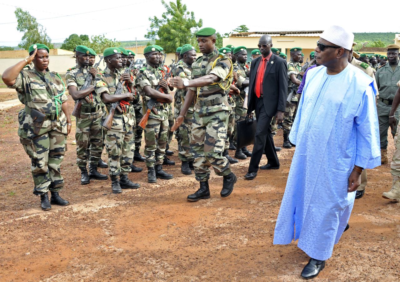 De Malinese president en Malinese troepen in Kati, vlakbij Bamako.