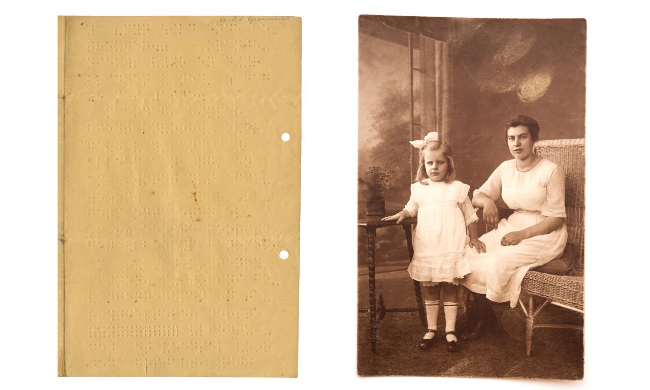 Een op zolder gevonden ‘braillekrant’ van 5 mei 1945, en rechts Alida Hoeijenbosch als kind, leeftijd onbekend. Foto Alida Hoeijenbosch in bezit van Truus Waldmann. Braillekrant, collectie Verzetsmuseum Amsterdam