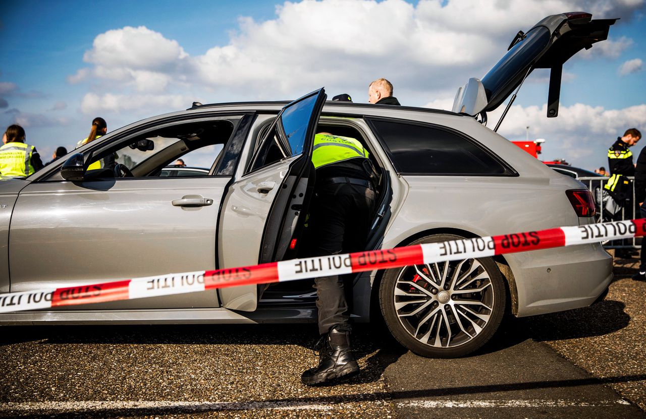 Een auto wordt onderzocht tijdens een controle naar ondermijnende criminaliteit door de politie in samenwerking met het OM en de douane.