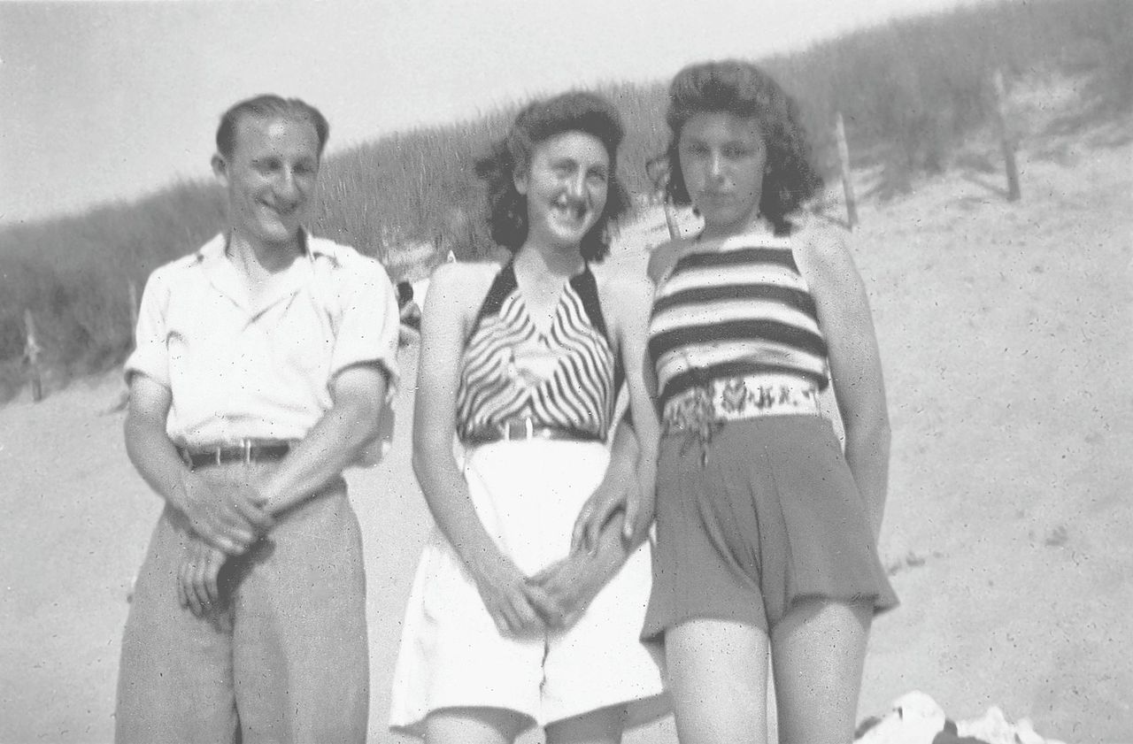 Joop, Lucy en Miep Diesel op het strand in 1941.