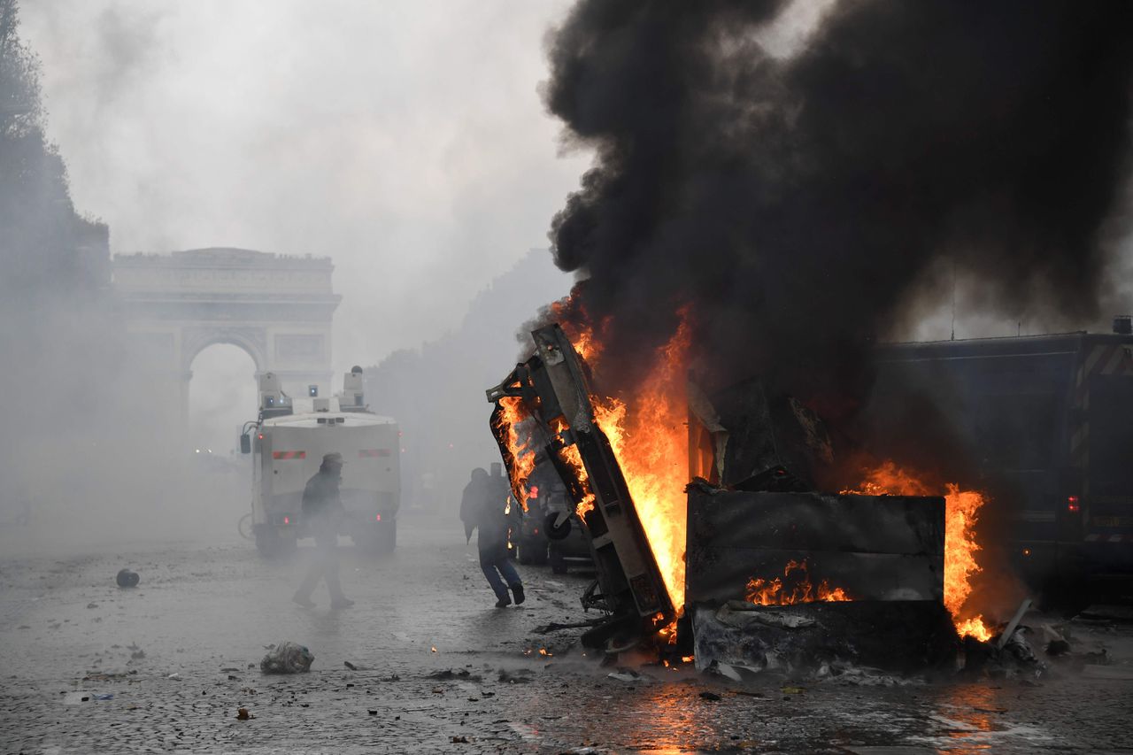 Traangas en waterkanon bij ‘gelehesjesprotest’ tegen benzineprijzen in Parijs 