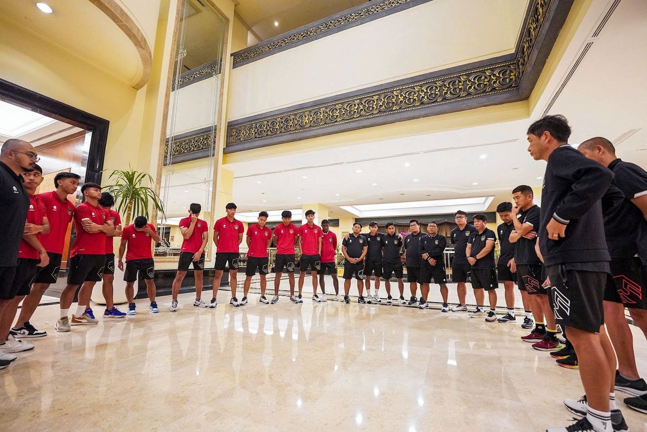 Spelers van het Indonesische team onder 20 nadat FIFA hun land het jeugd-WK heeft ontnomen.