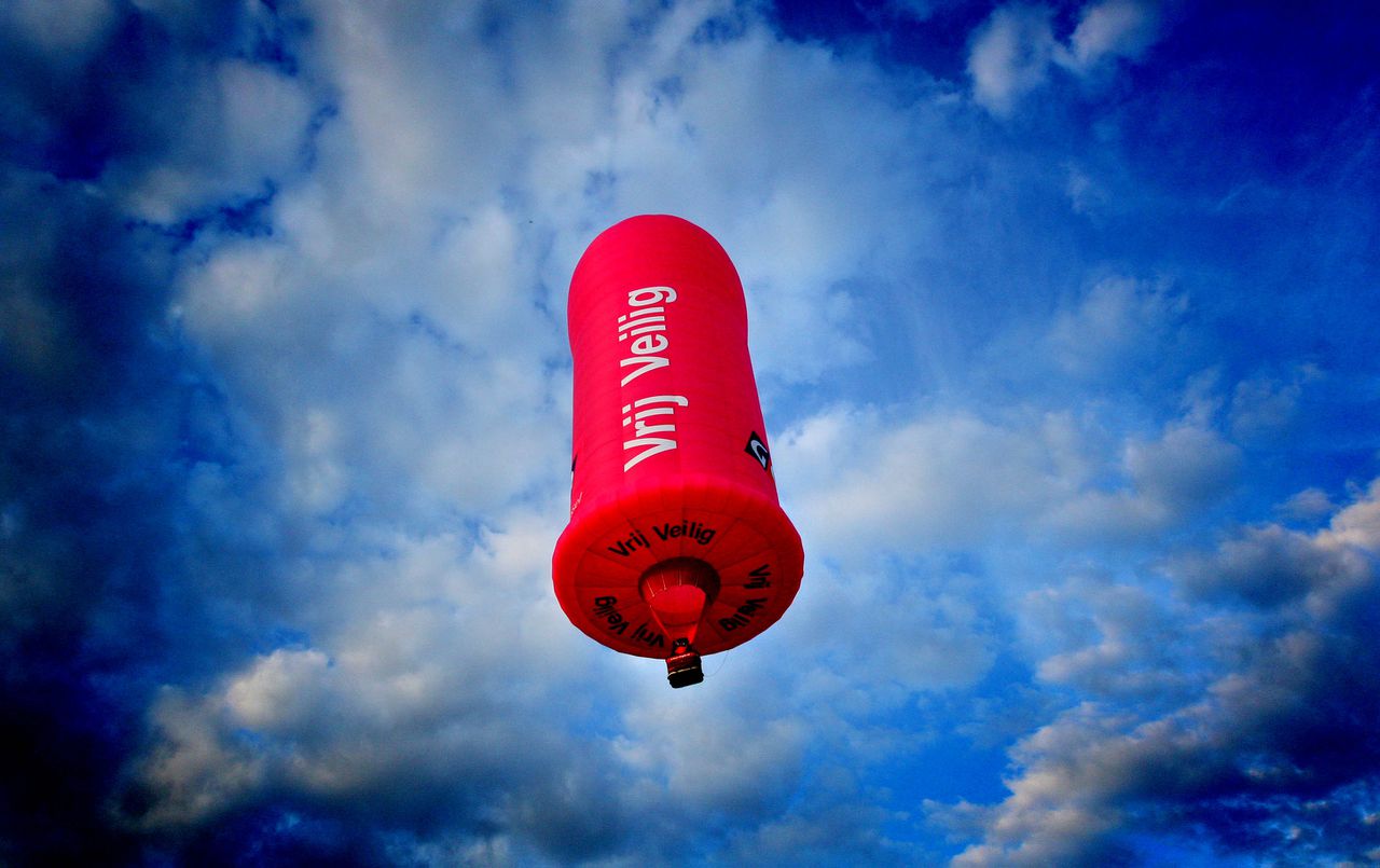 De GGD probeert op allerlei manieren het bewustzijn over veilig vrijen te verhogen, zoals met deze knalroze 34 meter hoge luchtballon in de vorm van een condoom.