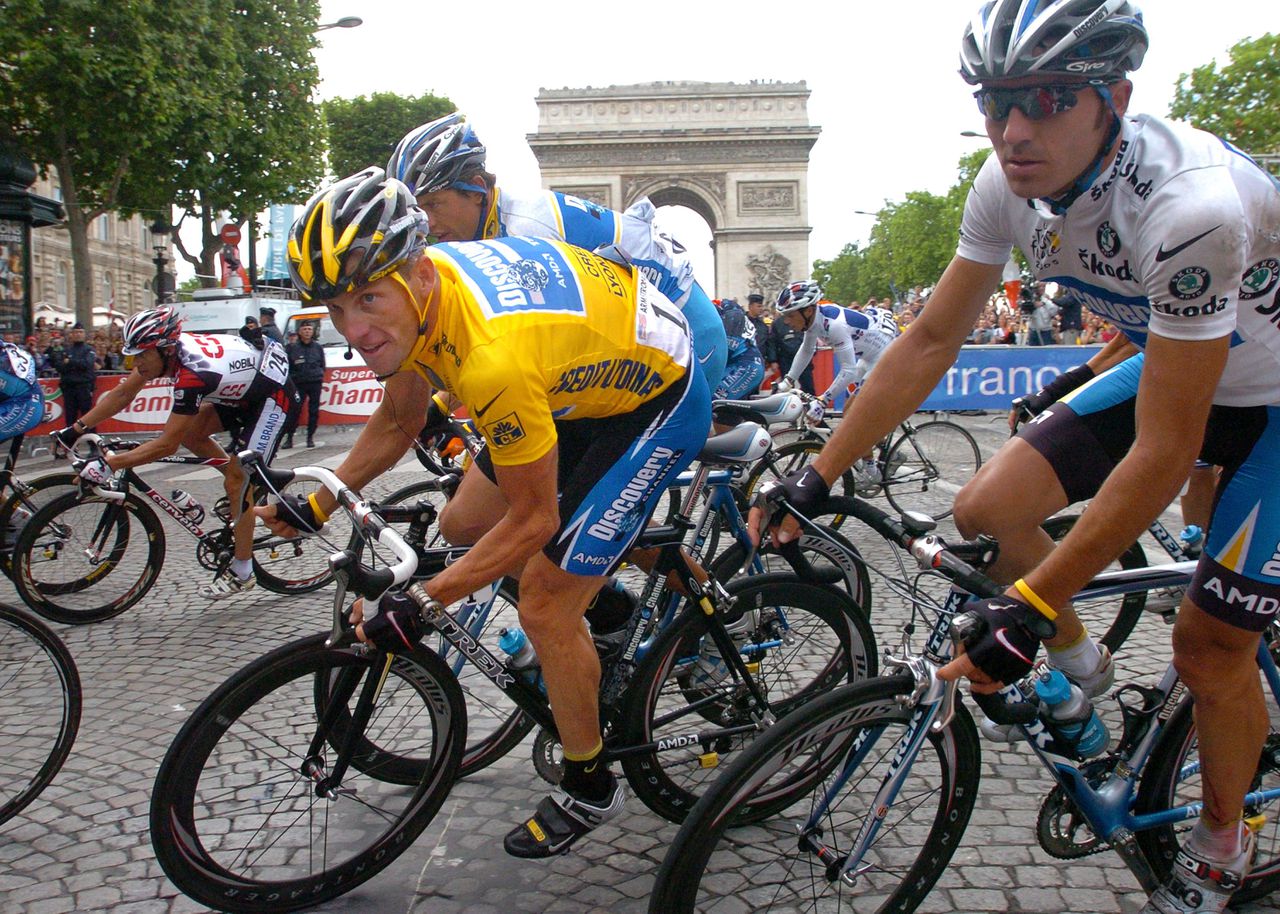 Lance Armstrong rijdt de laatste meters in de Tour van 2005. Hij wint de ronde voor de zevende keer.