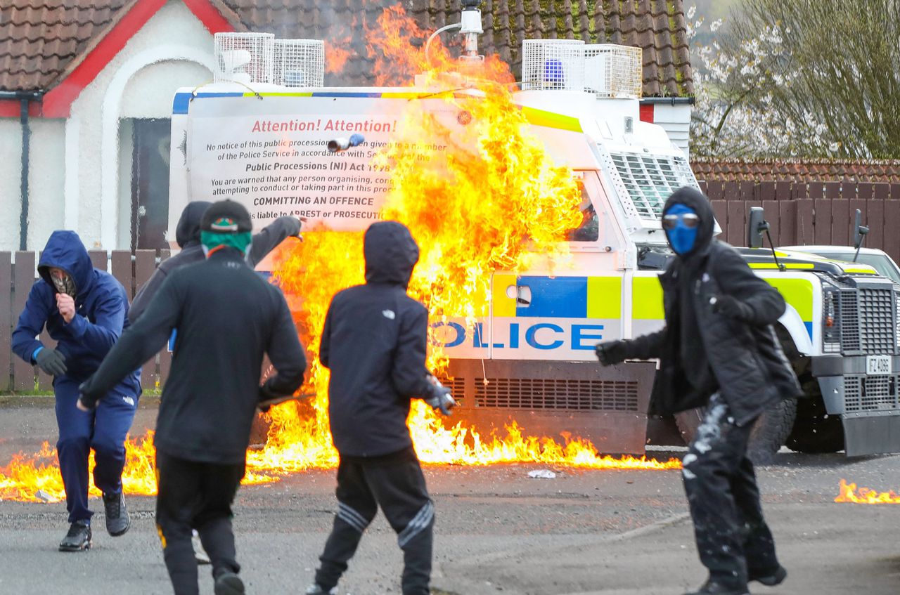 Politie in Noord-Ierse Londonderry bekogeld met brandbommen in aanloop naar bezoek Biden 