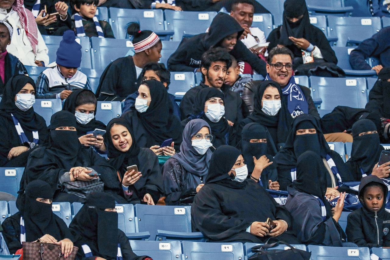Vrouwelijke fans van voetbalclub Al-Hilal uit Riad woonden dit weekend in het Koning Fahd-stadion de wedstrijd tegen Al-Ittihad uit Jeddah bij.