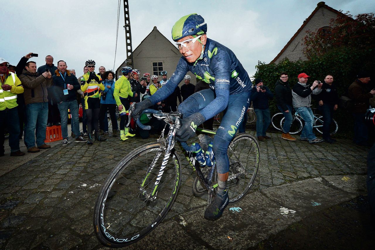 Nairo Quintana op de kasseien in Dwars door Vlaanderen. Zijn training voor de Tour, waar ook op stenen wordt gereden.