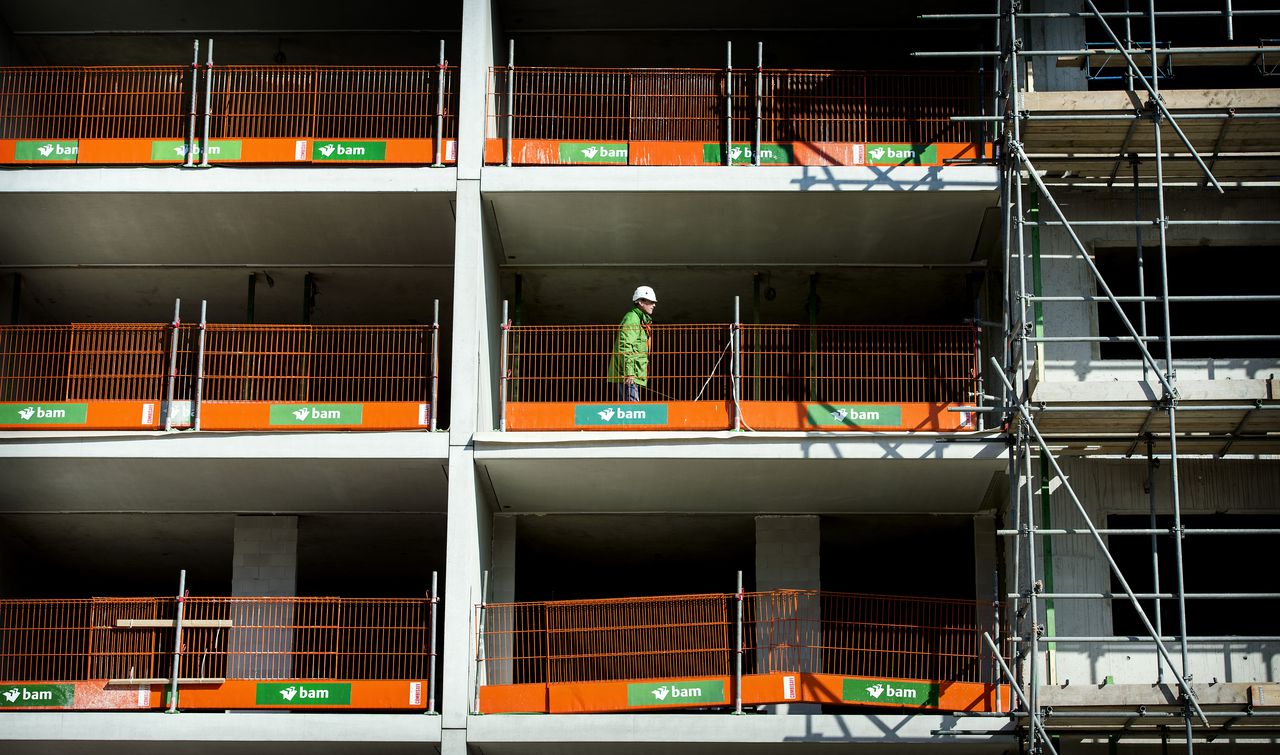 2013-03-05 12:39:38 UTRECHT - Een bouwvakker aan het werk op een bouwplaats in Utrecht. De bouwsector heeft een zeer zwaar jaar achter de rug waarin de productie met ruim 8 procent en de omzet met 7 procent daalde. De bouw van woningen en bedrijfspanden is het zwaarst getroffen door de aanhoudende malaise op de vastgoedmarkt. ANP KOEN VAN WEEL