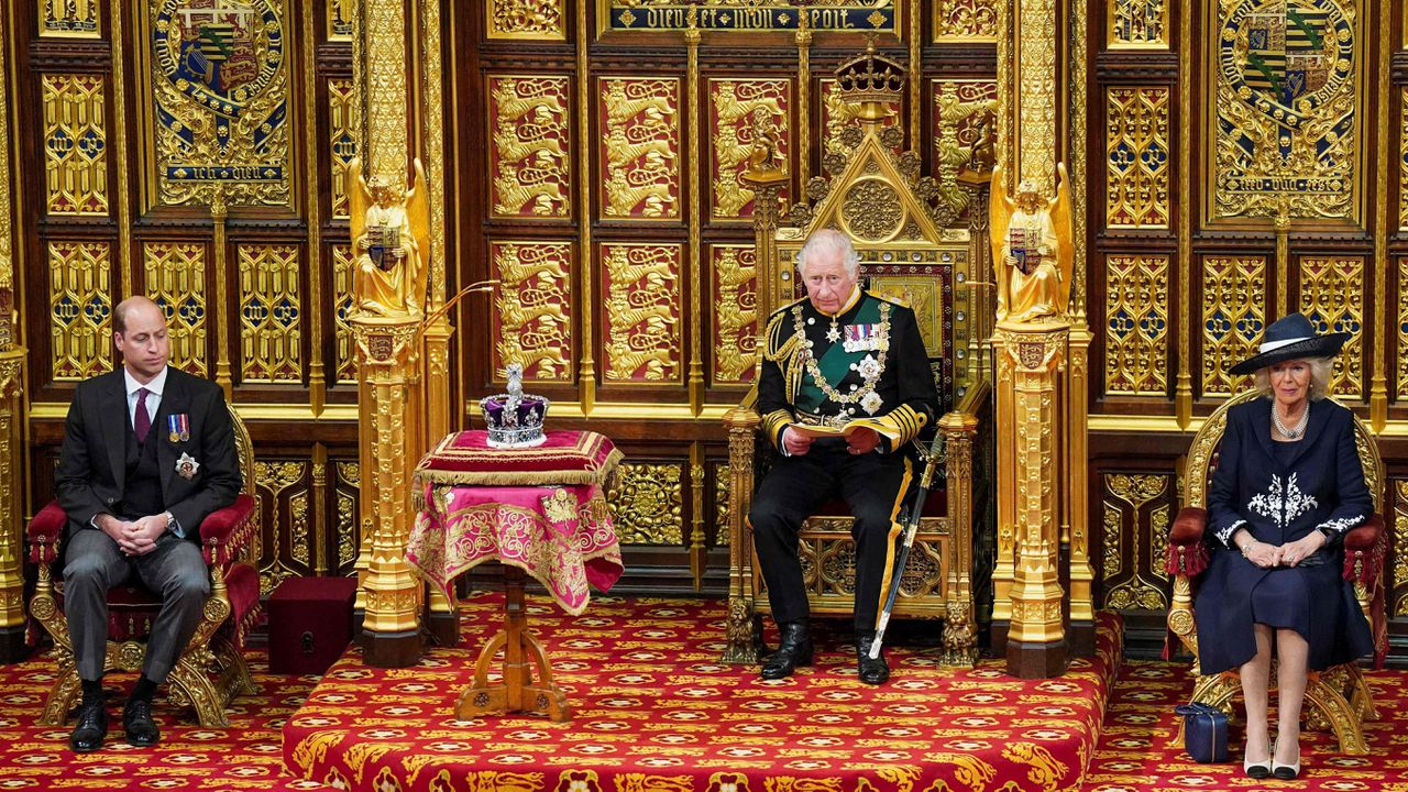 De Britse kroonprins Charles (midden) leest dinsdag in het Britse Hogerhuis de ‘Queen's Speech’ voor bij de opening van het parlement, geflankeerd door zijn echtgenote Camilla (rechts) en zijn zoon prins William.