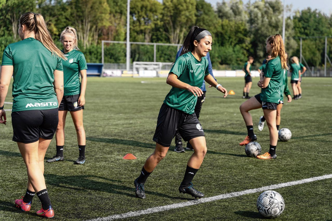 Afghaans international Farkhunda Muhtaj voetbalt in Sittard: ‘Als vluchteling heb ik alle mogelijkheden gehad om te sporten’ 