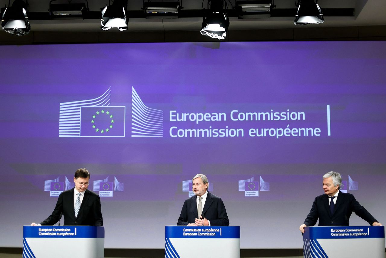 Eurocommissarissen Valdis Dombrovskis, Johannes Hahn en Didier Reynders (van links naar rechts) stelden woensdag dat Hongarije te weinig heeft gedaan om de rechtsstaat te versterken.
