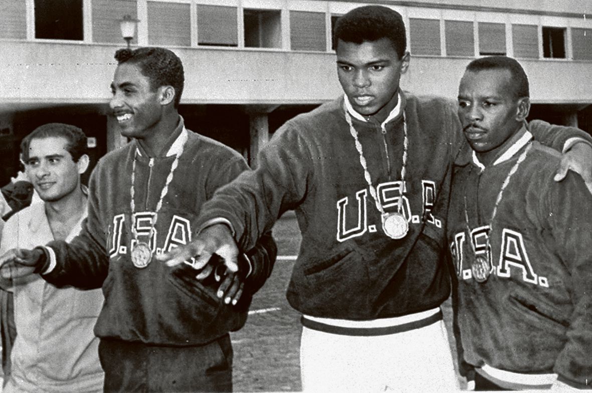 Muhammad Ali wordt in 1974 verwelkomd in Kinshasa, voorafgaand aan het titelgevecht met George Foreman, die hij in achtste ronde versloeg. Foto APVan boven naar beneden: olympisch kampioen Clay in 1960 in Rome, met Malcolm X in 1964 en in 1996 bij het ontsteken van de olympische vlam in Atlanta.