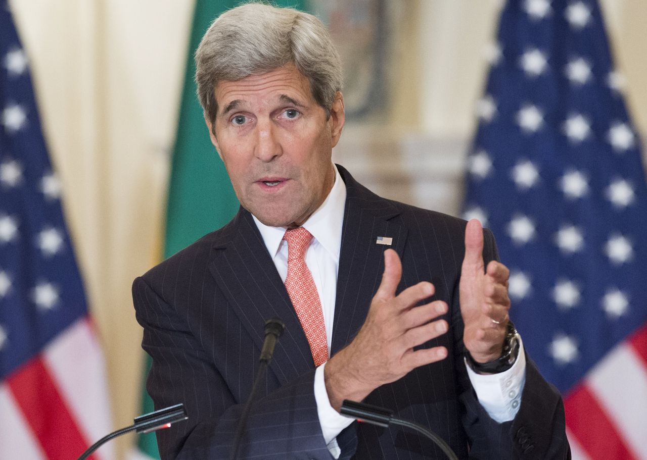 John Kerry aan het woord tijdens een persconferentie.