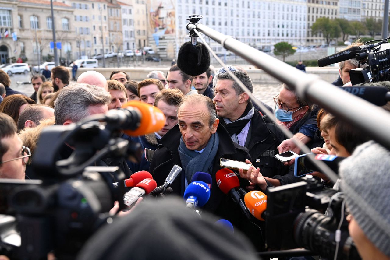 Éric Zemmour staat de pers te woord tijdens een bezoek aan Marseille.