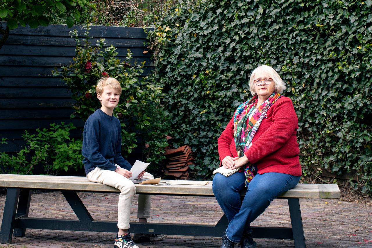 Etje van Bunschoten (75) en kleinzoon Jack (11). Jack: „Ik vind het heel heftig dat je elk moment afgevoerd kunt worden.”Foto Lars van den Brink