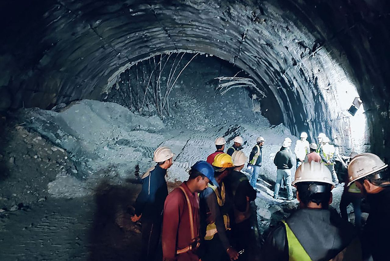Veertig bouwvakkers voor tweede nacht op rij vast in ingestorte tunnel in India 