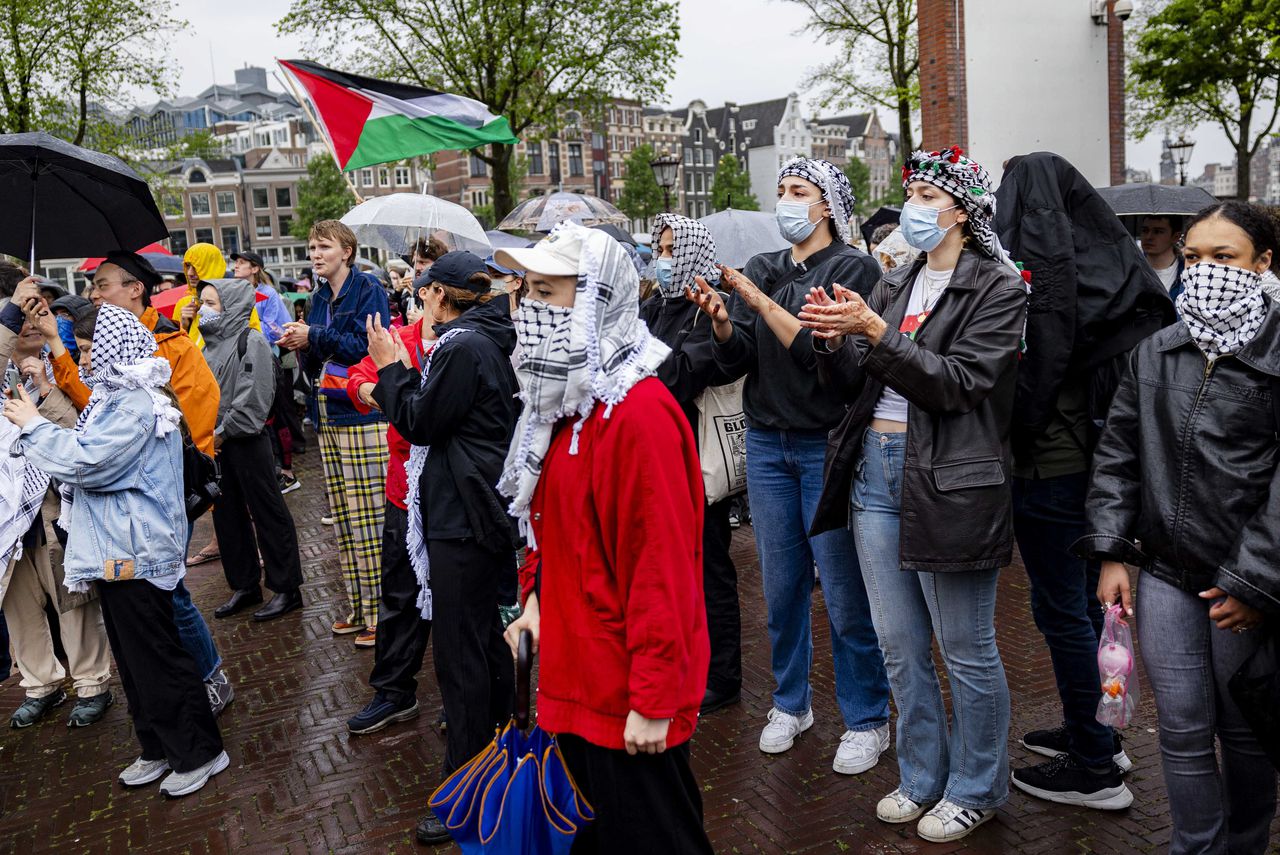 Pro-Palestijnse demonstranten dringen Stopera in Amsterdam binnen 