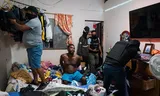 Agenten van de antinarcoticabrigade doorzoeken een woning in de havenstad Guayaquil. Geboeid op bed zit hun arrestant Julio A. die vanuit zijn woning drugs zou verkopen voor de bende Los Carniceros. 