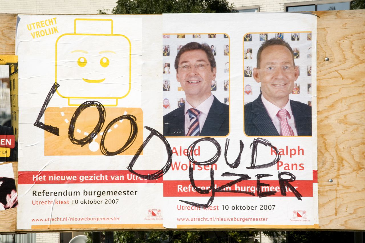Verkiezingsbord voor het Utrechtse burgemeestersreferendum in 2007. Veel Utrechtenaren vermoeden dat het referendum is gemanipuleerd Aleid Wolfsen en Ralph Pans zouden teveel op elkaar lijken.