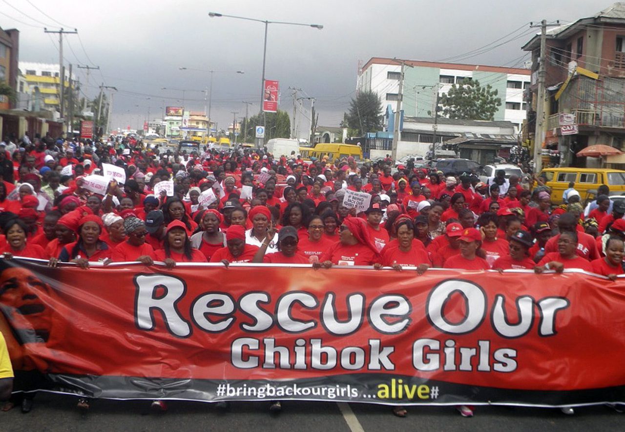 Betogers uitten de afgelopen maanden vaak hun onvrede over de aanpak van de ontvoering door de Nigeriaanse overheid. Ze vonden dat er te weinig werd gedaan om de meisjes te bevrijden.