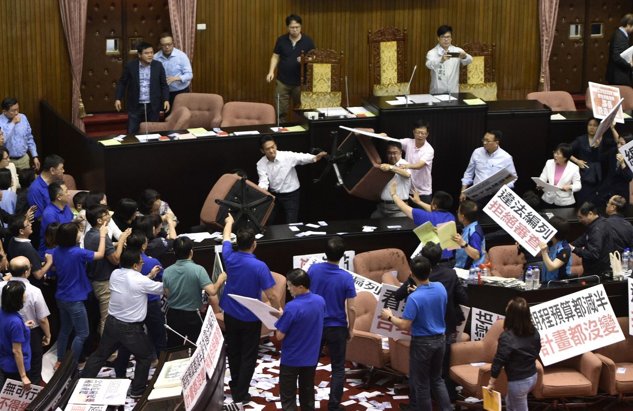 Vechtpartij in het Taiwanese parlement.