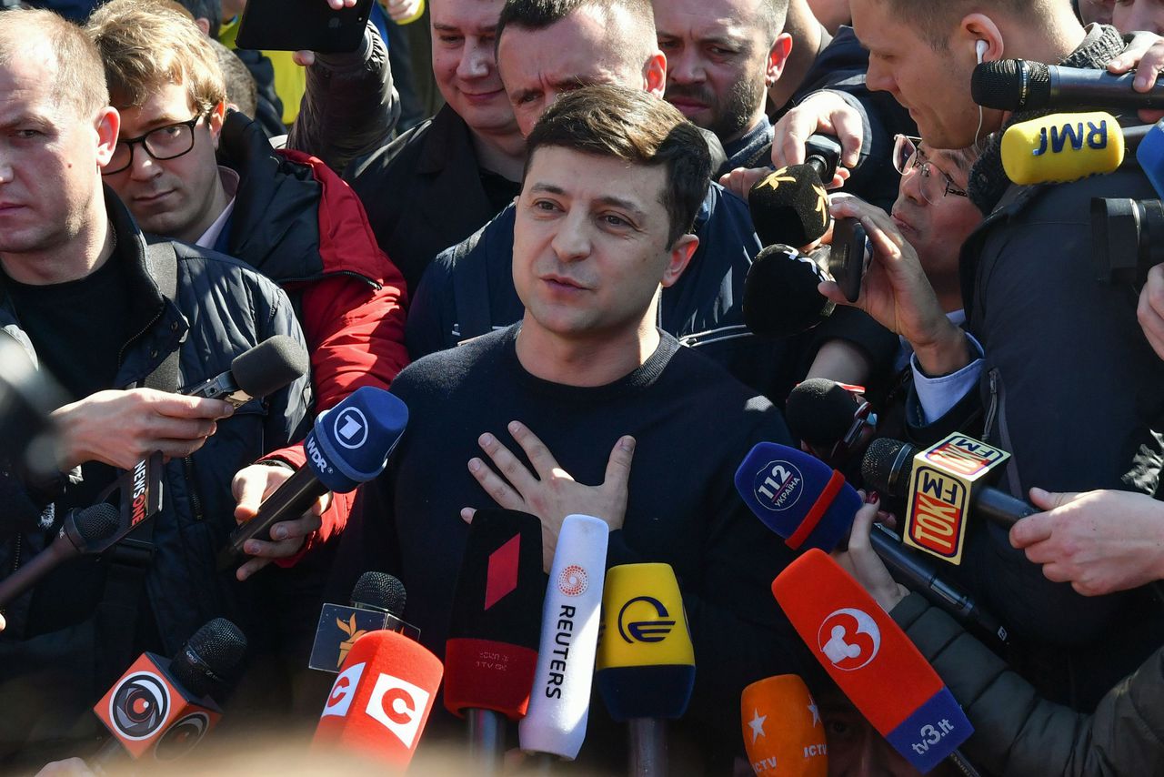 De Oekraïense komiek Zelensky moet het straks waarschijnlijk op gaan nemen tegen zittend president Porosjenko.