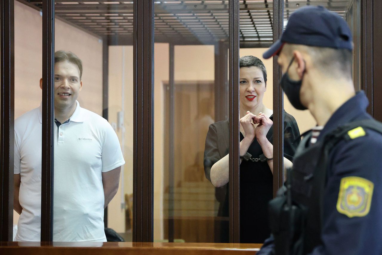 Maxim Znak en Maria Kolesnikova maandag in de rechtbank in de Wit-Russische hoofdstad Minsk.