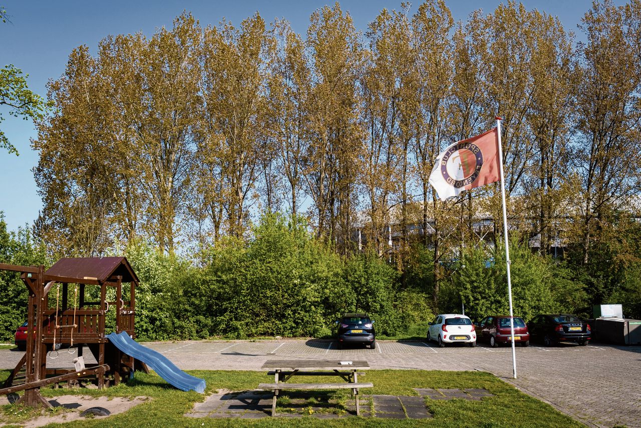 Sportcomplex Varkenoord, waar de jeugd van Feyenoord traint, met erachter de Kuip.