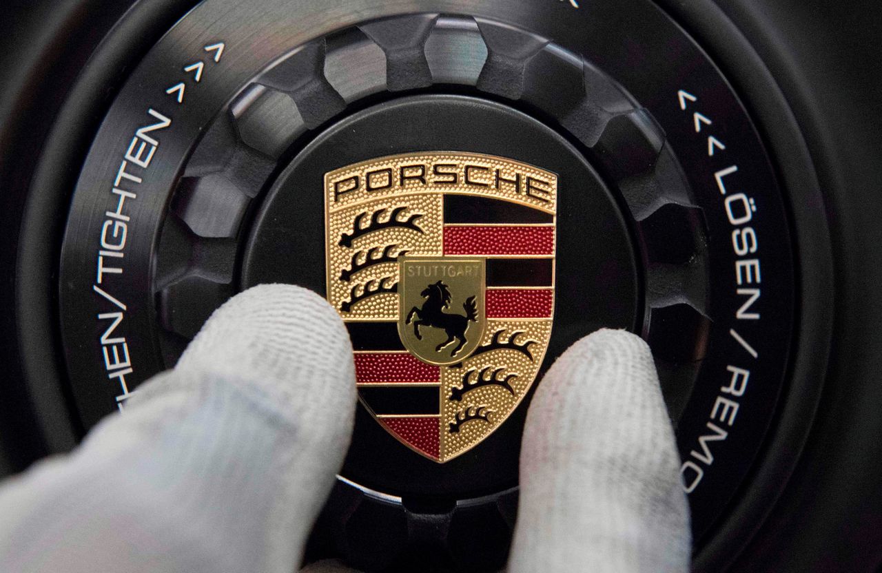 Dieselmotoren in Porsches stootten meer schadelijke stoffen uit dan toegestaan was. Nu krijgt de autobouwer daarvoor een boete.