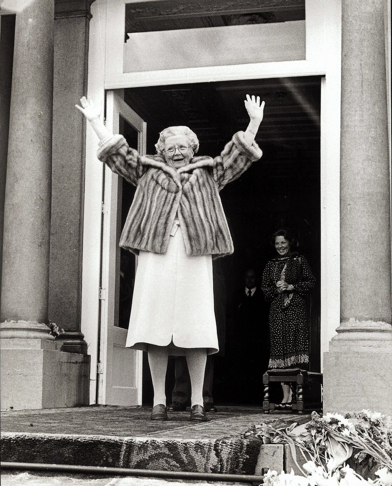 Koningin Juliana voor Paleis Soestdijk in 1979.