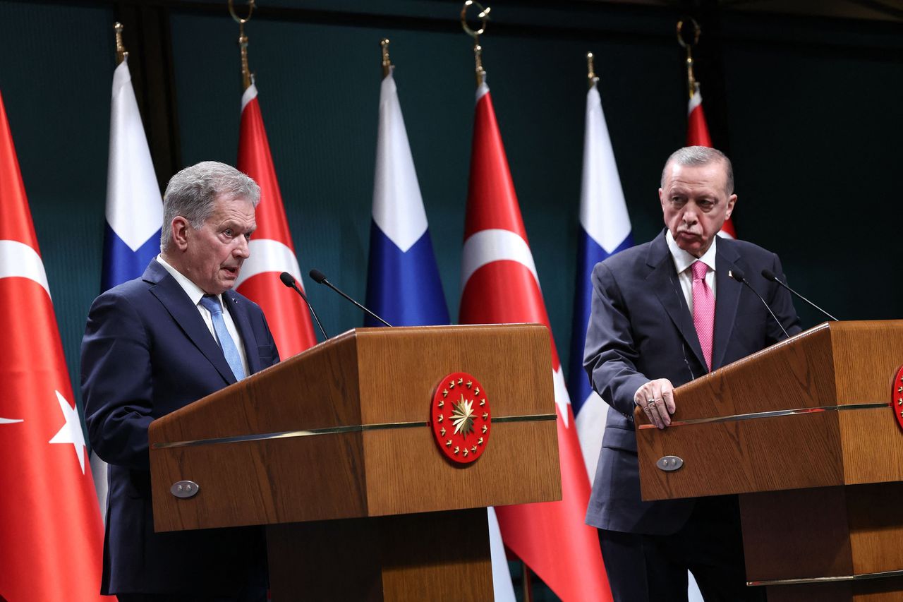 De Turkse president Erdogan (rechts) vrijdag tijdens een persconferentie met zijn Finse collega president Sauli Niinisto.