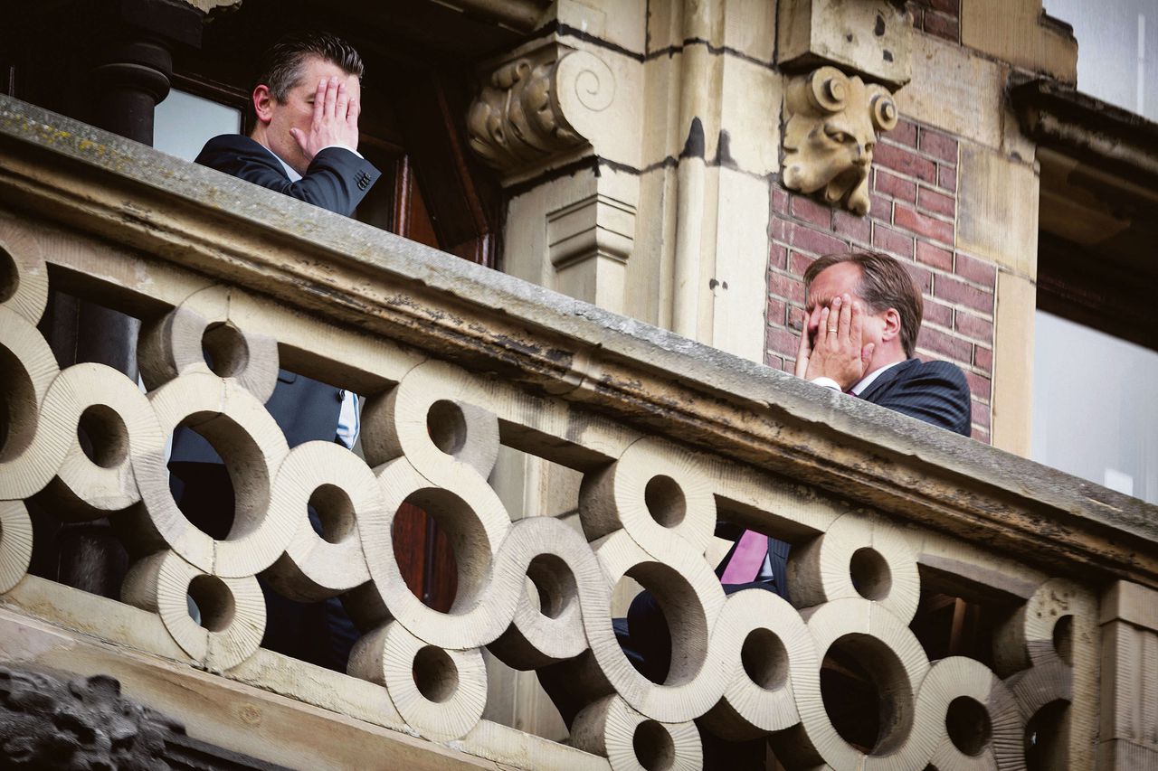 D66-leider Alexander Pechtold (rechts) en een fractiemedewerker nemen even pauze tijdens de begrotingsonderhandelingen.