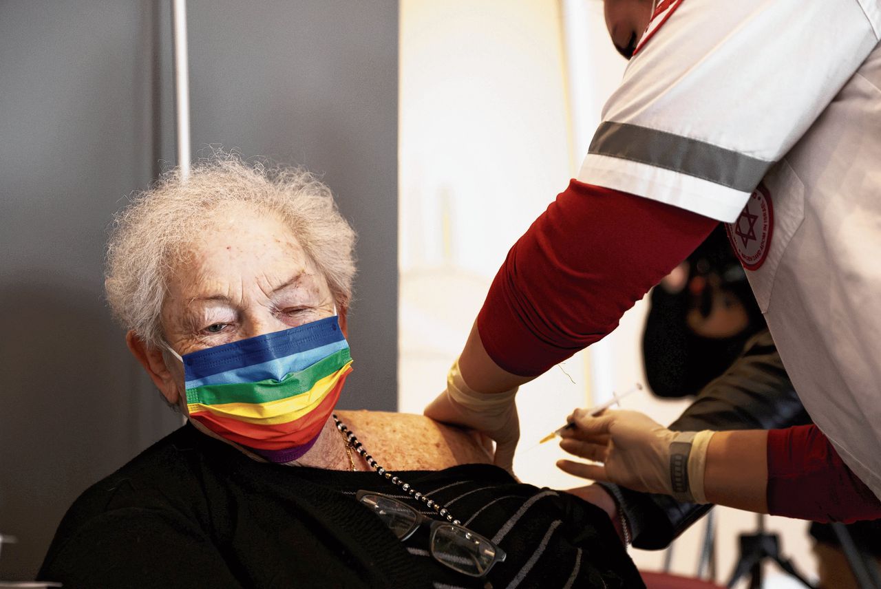 Een vrouw wordt gevaccineerd tegen het coronavirus in Israël.