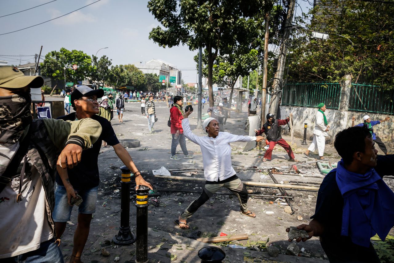 Indonesische demonstranten vechten met de politie vlak bij het verkiezingscontrolebureau in hoofdstad Jakarta.
