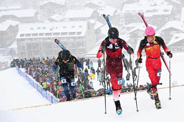 Nikita Filippov (niet namens een land), Arno Lietha (Zwitserland) en Ot Ferrer Martinez (Spanje) tijdens de skimo-sprint.