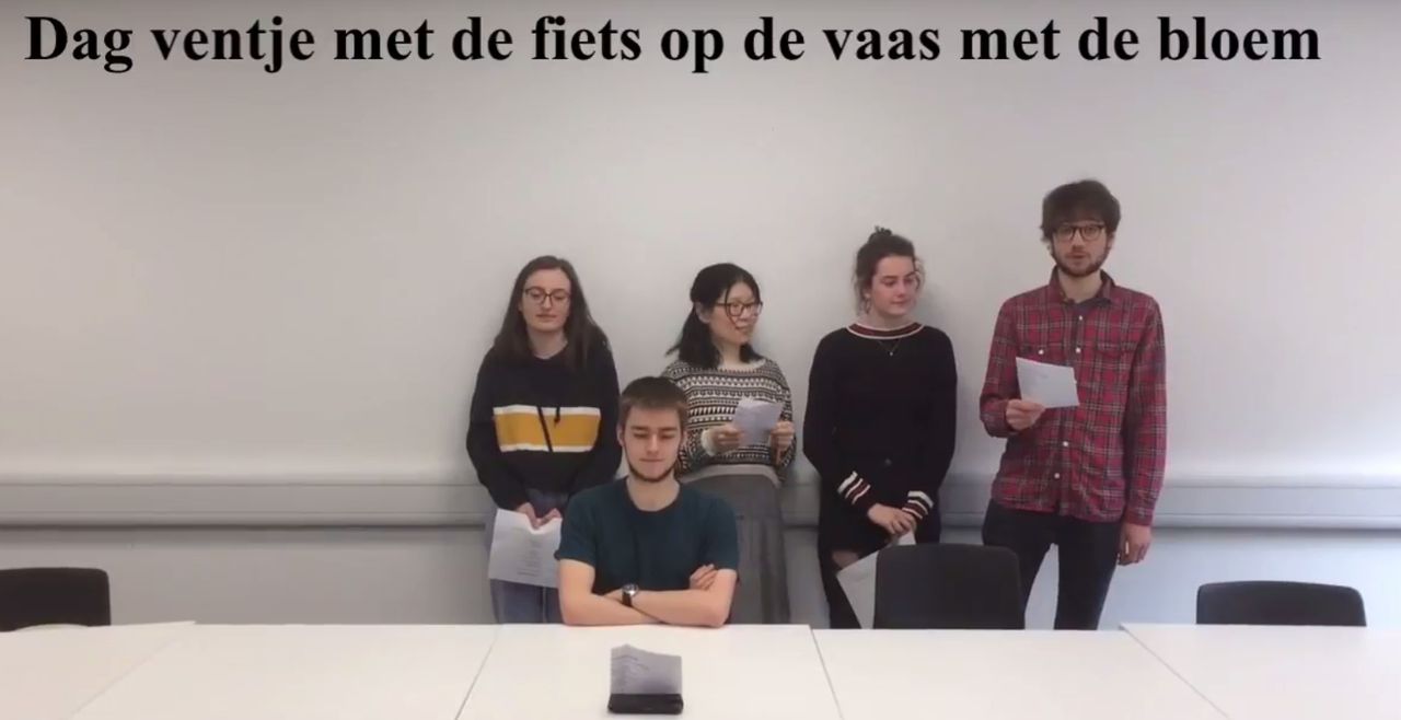 Eerstejaarsstudenten Nederlands aan de universiteit van Sheffield doen een project met het gedicht 'Marc groet ‘s morgens de dingen' van Paul van Ostaijen