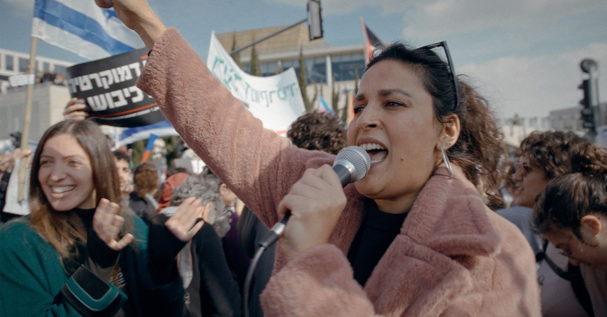 De Israëlische Noam Shuster-Eliassi gebruikt comedy als politiek wapen: ‘Als mensen eenmaal lachen, staan ze open voor wat ik zeg’