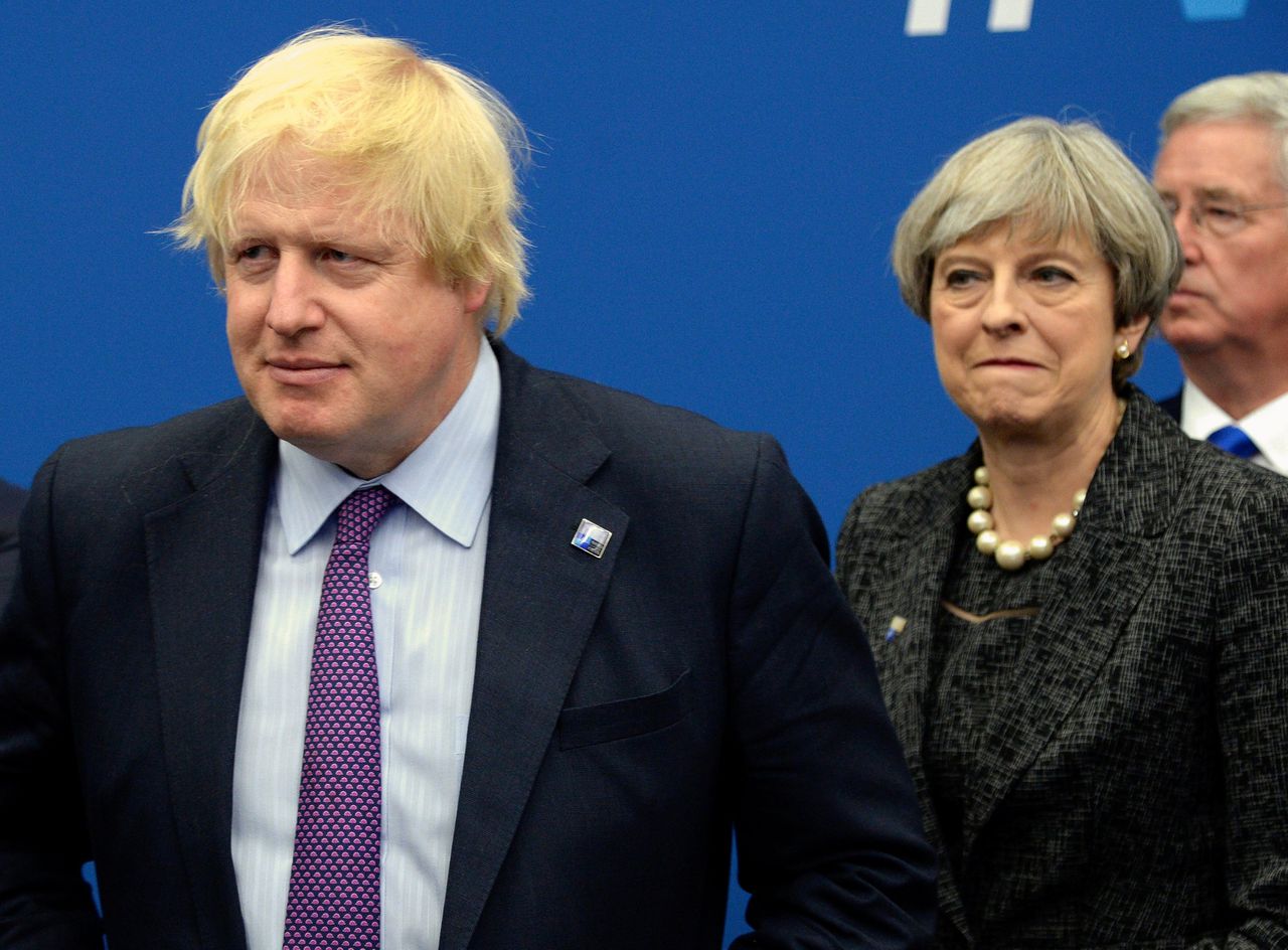 Boris Johnson en Theresa May op een foto uit 2017.