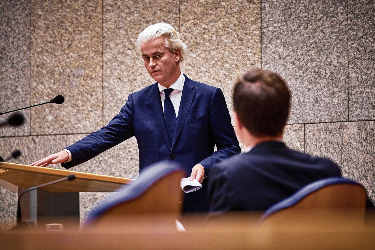 Geert Wilders voelt zich thuis in het parlement; hij stunt met de regels en weet politiek handig in te spelen op de effecten van de coronacrisis.