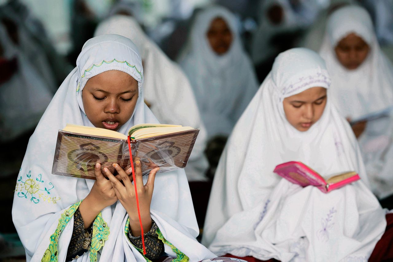 Indonesische meisjes lezen de Koran op de eerste dag van de Ramadan, in de Ar-Raudhatul Hasanah Islamitische kostschool.