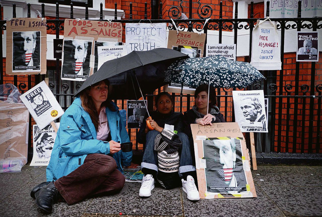 Een handjevol aanhangers van Julian Assange voor de Ecuadoriaanse ambassade in Londen.